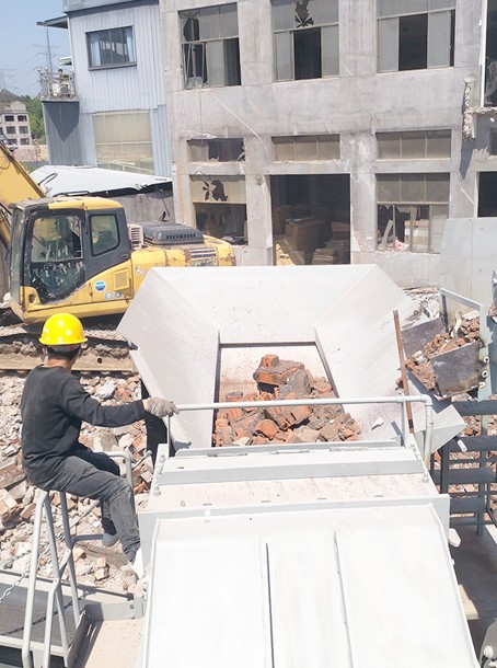 建筑垃圾再利用/建筑垃圾变废为宝/建筑垃圾履带式移动破碎站