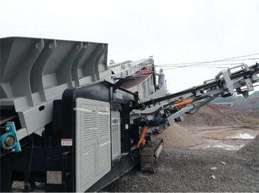 重庆时产200-250吨石灰石履带式移动破碎生产线