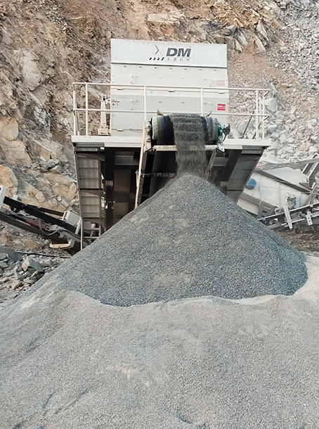 四川西昌时产150吨硬质岩履带式移动破碎生产线